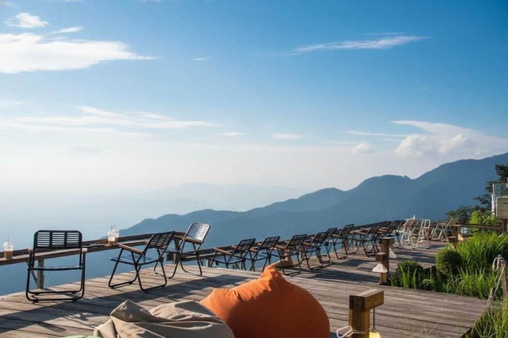 Amer HomeFarm
Amer HomeFarm là chuỗi quán cà phê mang phong cách nông trại, kết hợp không gian thư giãn với trải nghiệm gần gũi thiên nhiên. Đến đây, bạn không chỉ thưởng thức đồ uống trong không gian mở thoáng đãng mà còn có cơ hội tham gia các hoạt động thú vị như quan sát động vật, cho cừu ăn hay chụp ảnh cùng những chú thỏ đáng yêu.